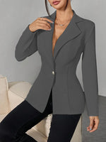 Blazer cintré à taille marquée, bouton bijou