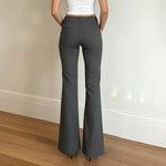 Pantalon tailleur rayé, taille basse et jambe évasée