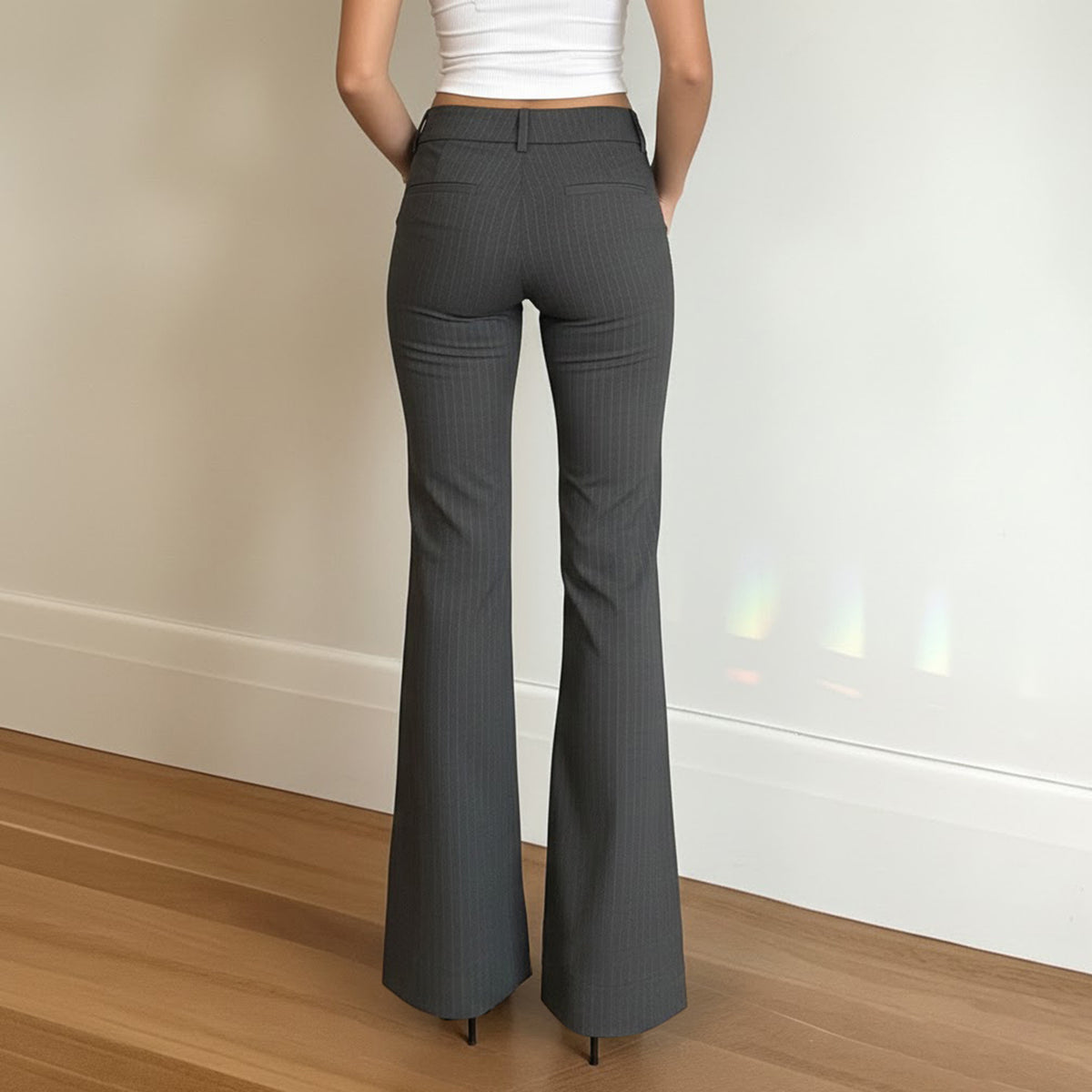 Pantalon tailleur rayé, taille basse et jambe évasée