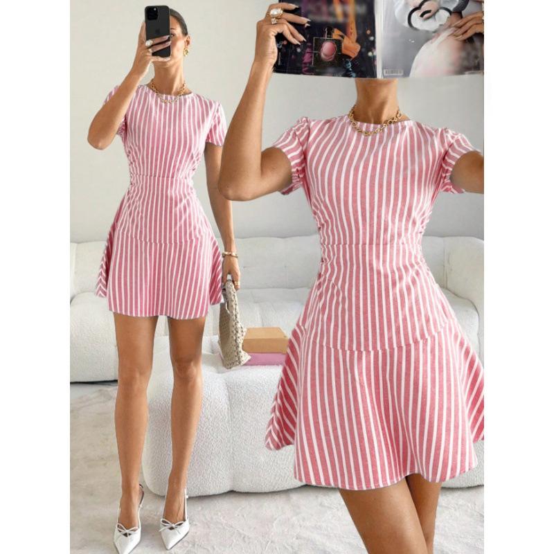 Robe courte rayée à taille marquée