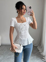 Blouse péplum à col carré et manches bouffantes — tissu texturé