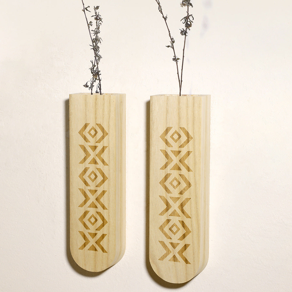 Vase mural en bois gravé, pour fleurs séchées