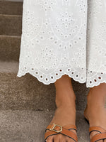 Pantalon large en broderie anglaise — blanc, ourlet festonné