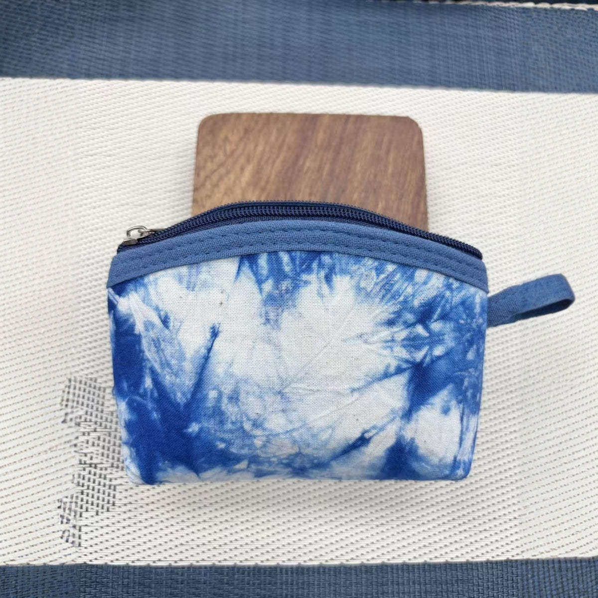Porte-monnaie en toile teinte indigo — motif noué à la main