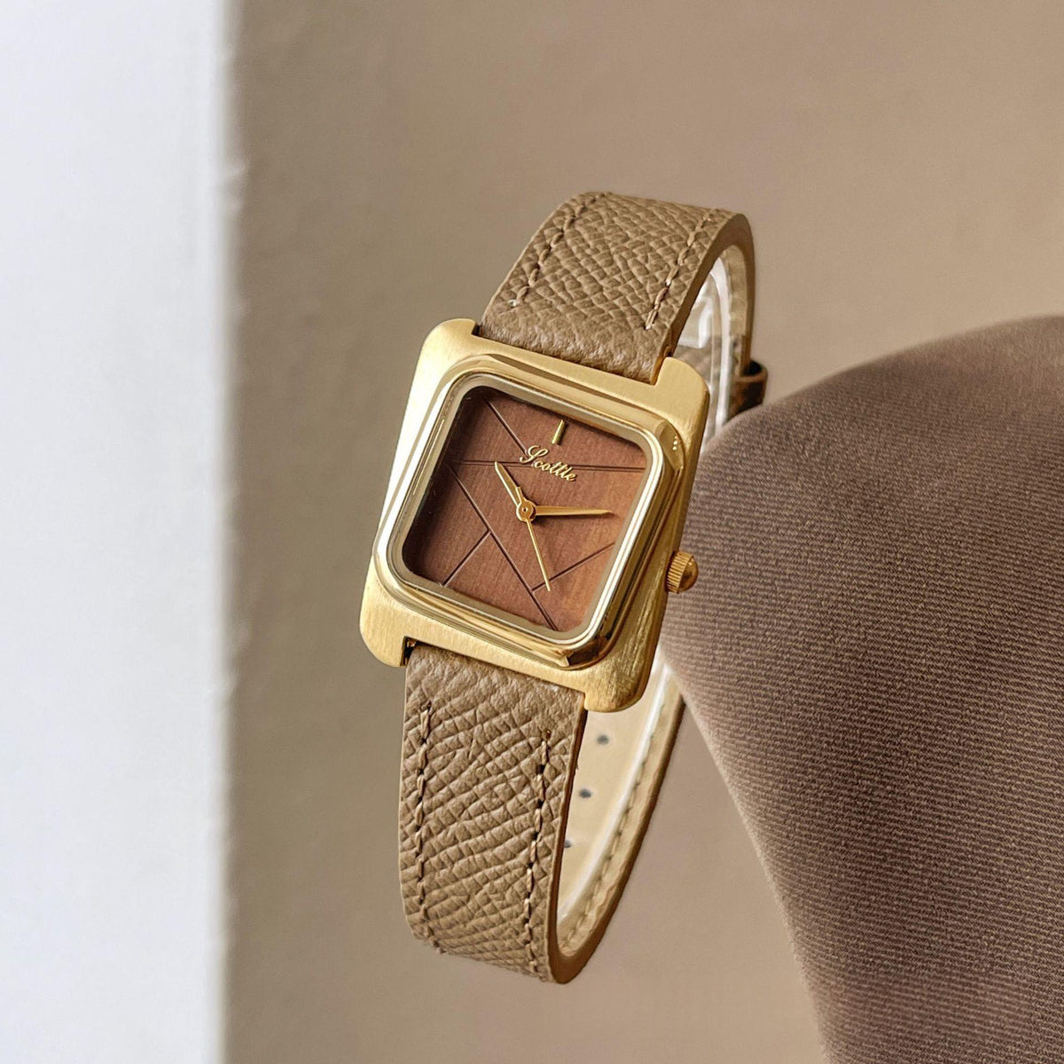Montre femme carrée à cadran texturé