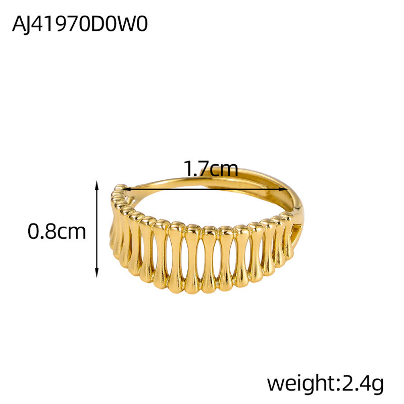 Bague dorée en acier titane — ajourée, torsadée ou sculptée — coloris