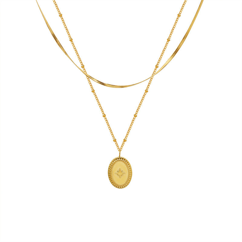 Collier double rang doré à médaillon ovale gravé d’une étoile