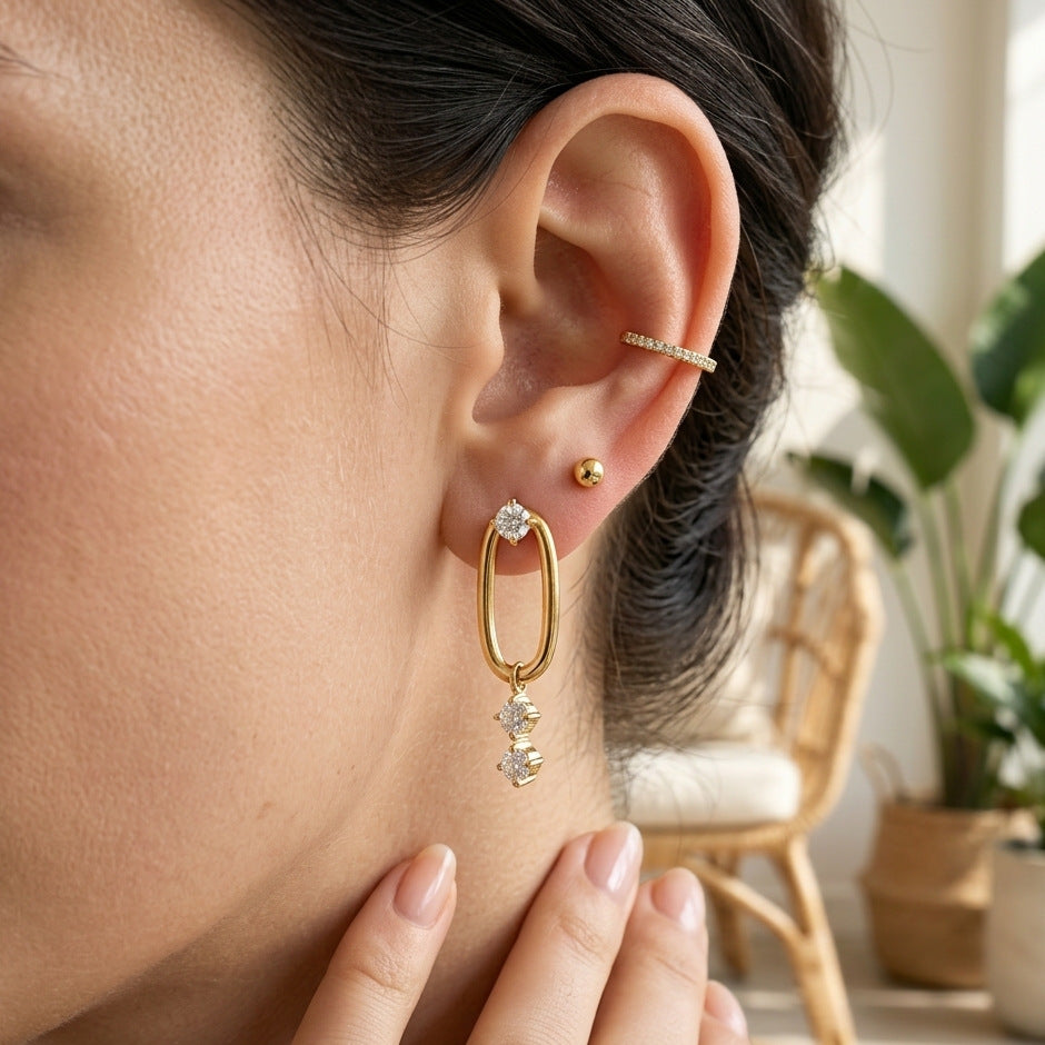 Boucles d’oreilles ovales dorées serties de zircon blanc