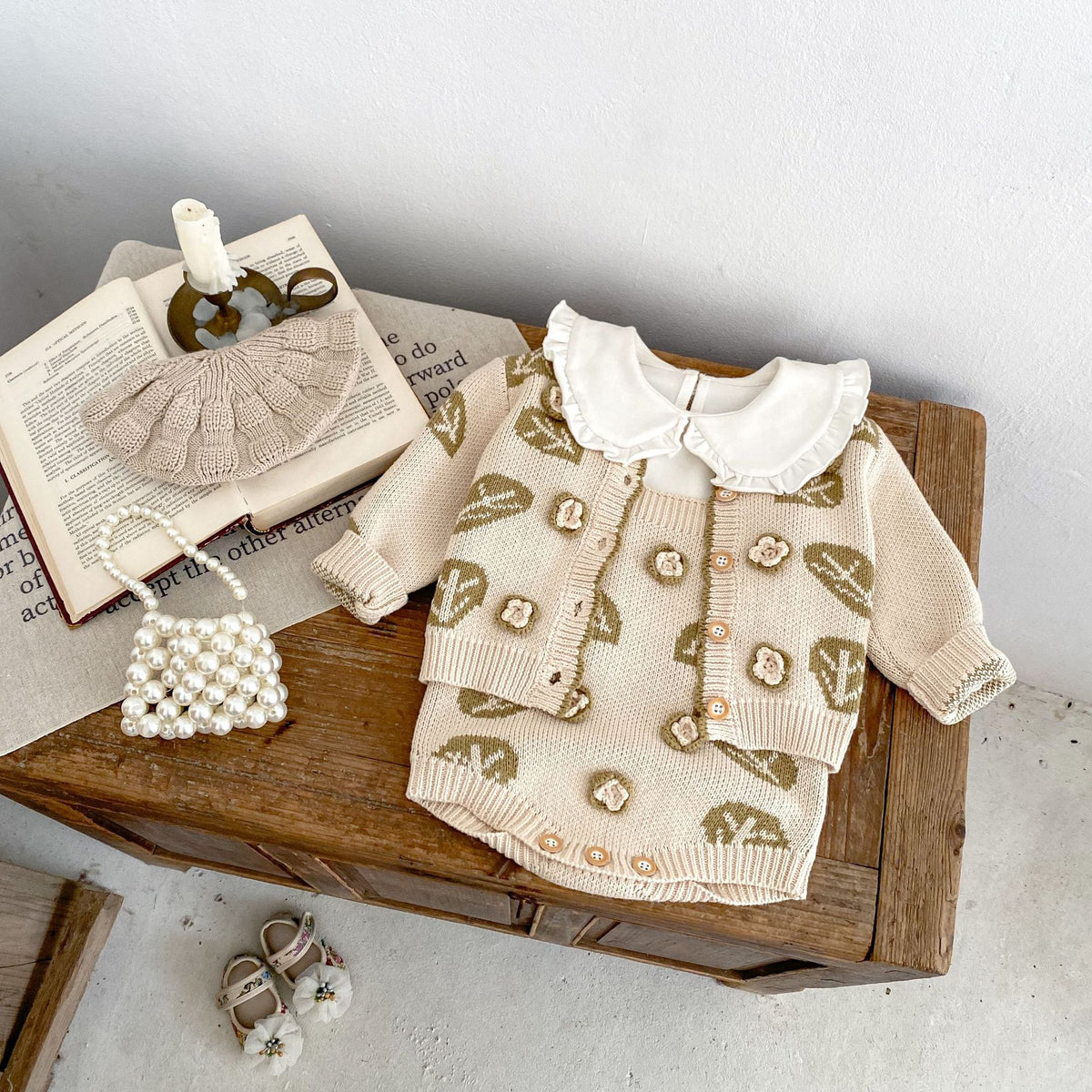 Gilet ou barboteuse bébé en maille à feuilles — à assortir