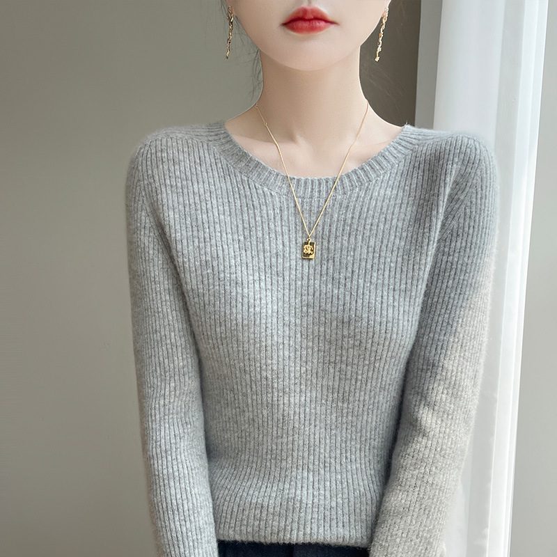 Pull ajusté en fine maille côtelée, col rond