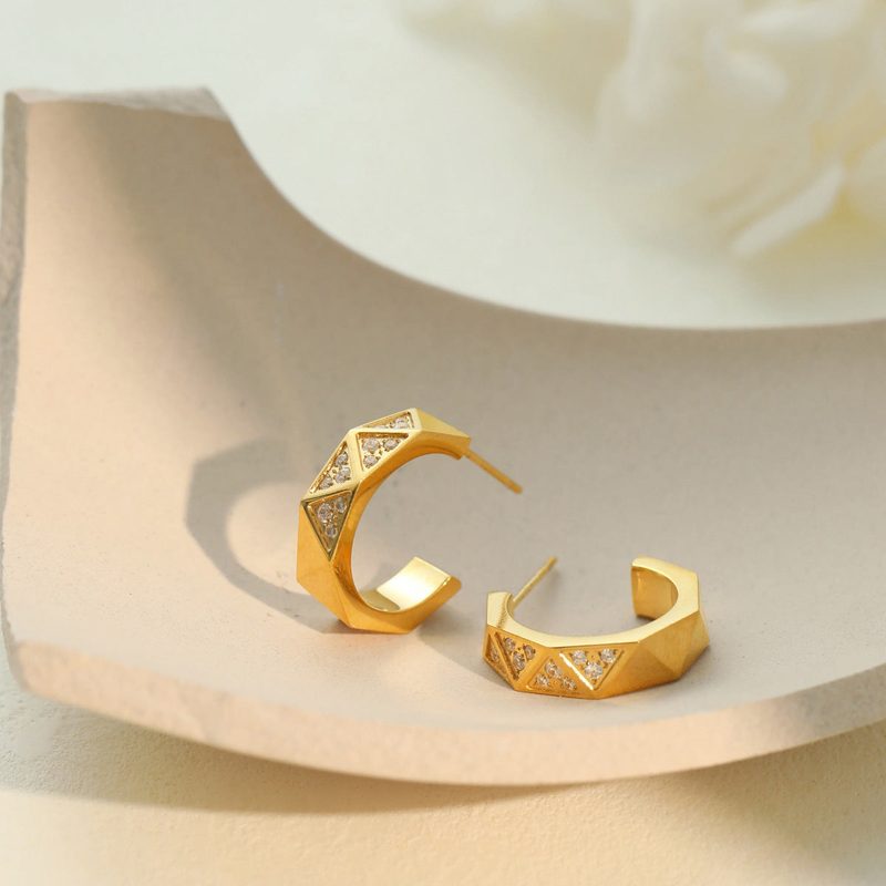 Argolas facetadas cravejadas de zircónias, aço dourado