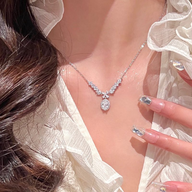 Collier de soirée à strass en V et pendentif ovale — argenté