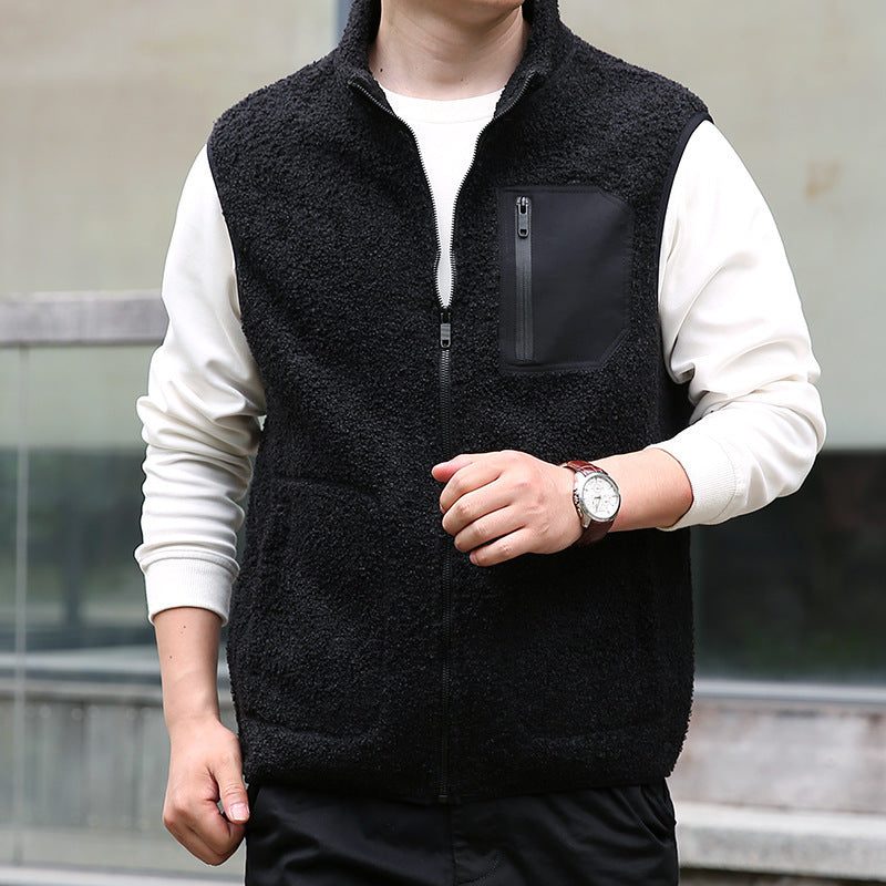 Colete sherpa de homem sem mangas — com fecho, bolso no peito