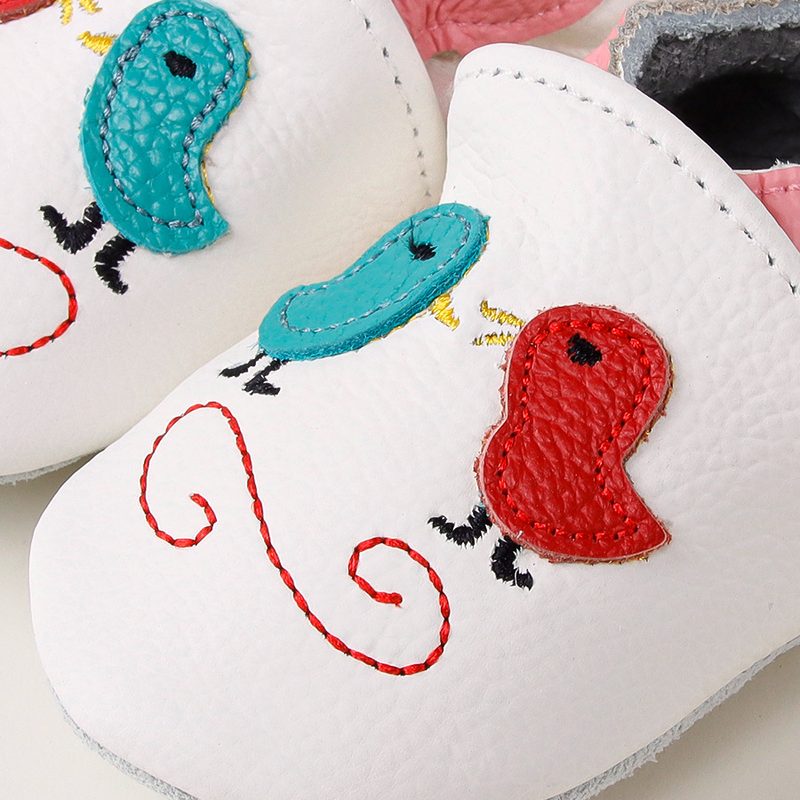 Chaussons bébé en cuir brodés petits oiseaux — semelle souple