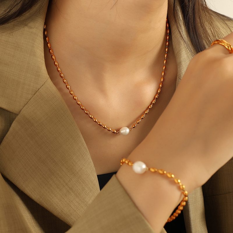 Collier maille grain de café doré et perle d'eau douce
