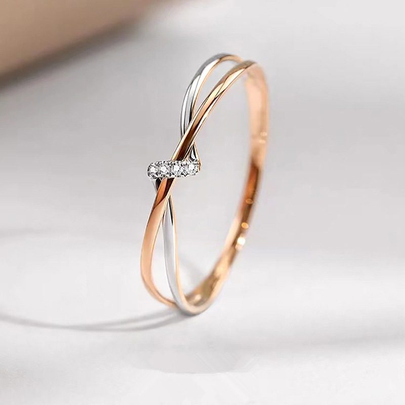 Bague fine bicolore à anneaux croisés — petits zircons