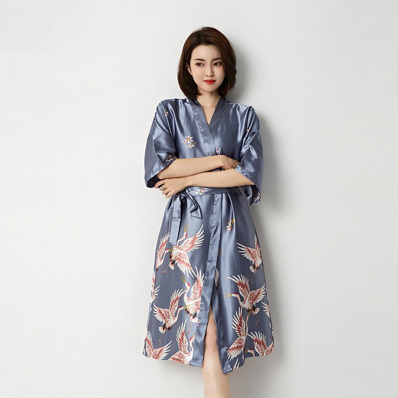 Lange satijnen kimono met kraanvogelmotief — driekwartmouwen