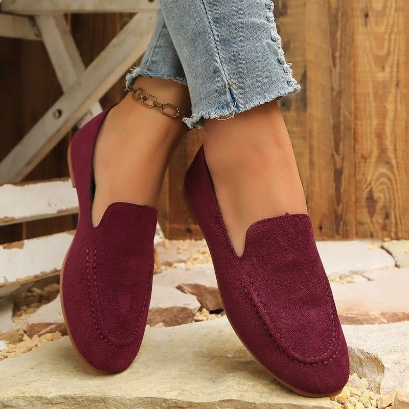 Mocassins plats aspect daim — à enfiler, petits perforés