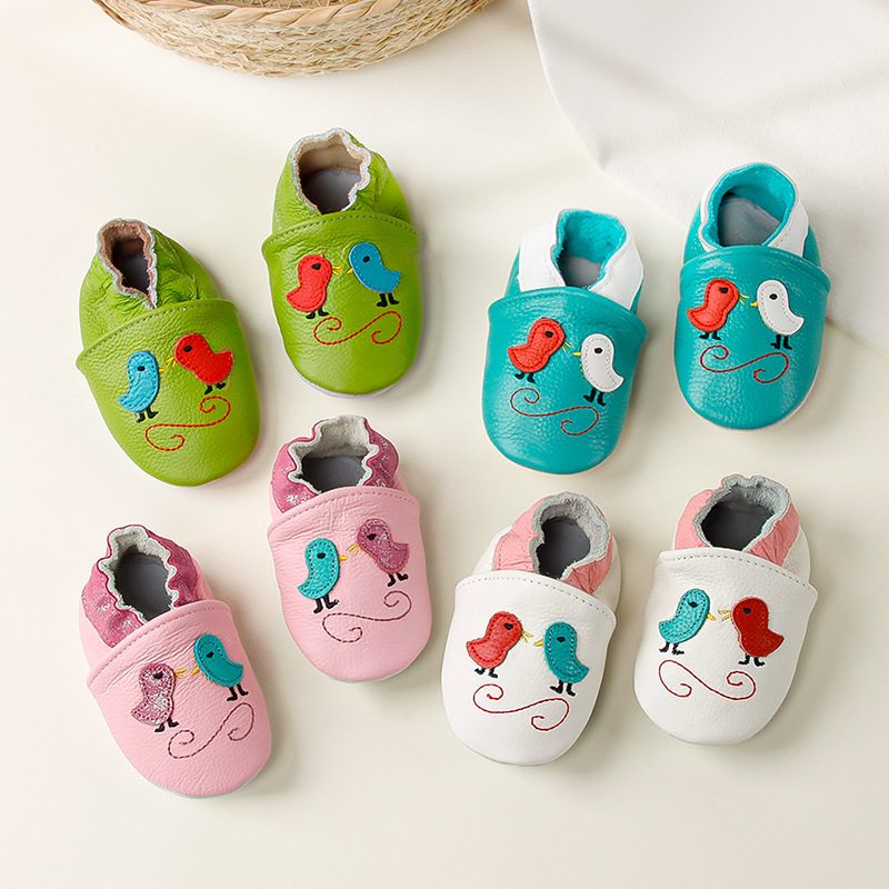 Chaussons bébé en cuir brodés petits oiseaux — semelle souple