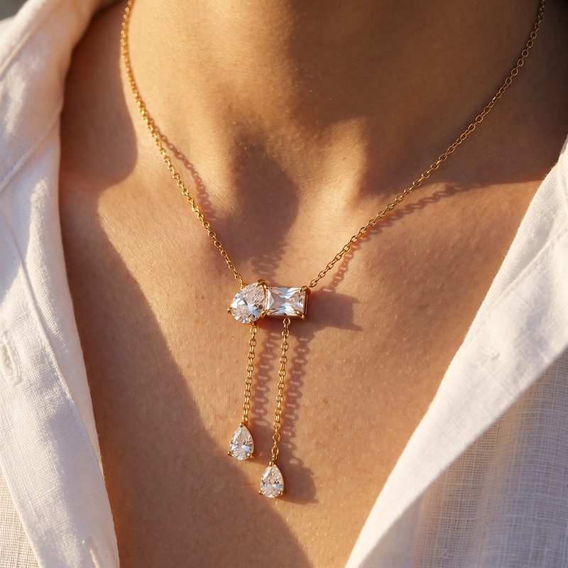 Collier doré à zircons et gouttes pendantes — acier inoxydable