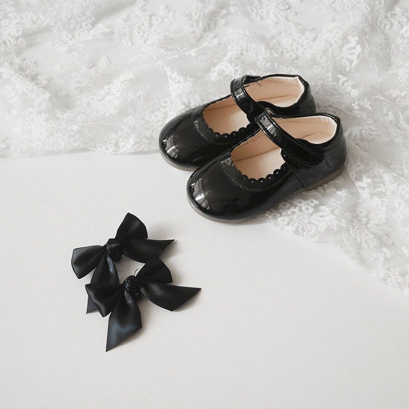 Ballerines vernies fille à scratch, avec nœuds amovibles