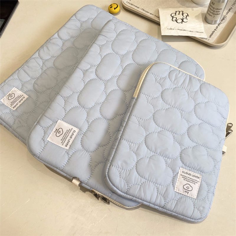 Capa acolchoada para tablet — bordado de nuvem — cor