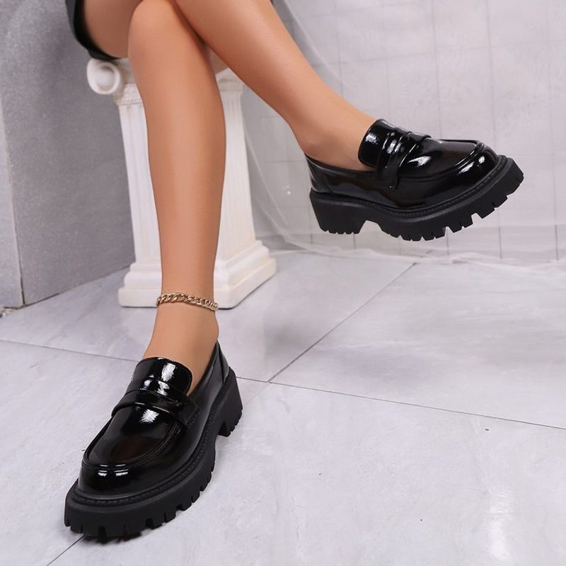 Mocassins femme à semelle crantée épaisse — noir mat ou verni