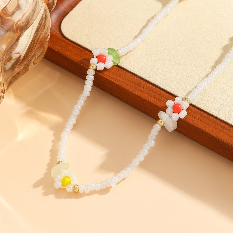 Collier de perles de rocaille et fleurs — ras-de-cou bohème