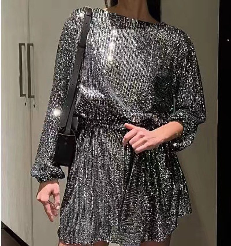 Robe courte à sequins, manches bouffantes et ceinture à nouer