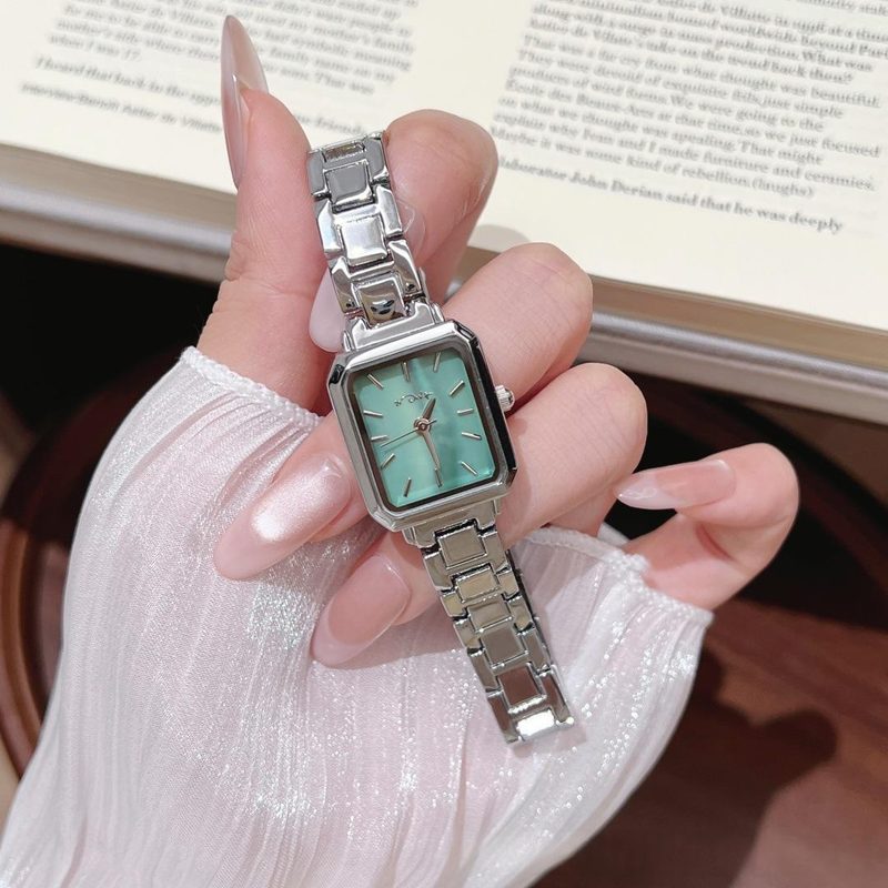 Montre femme rectangulaire à cadran vert et bracelet métal argenté