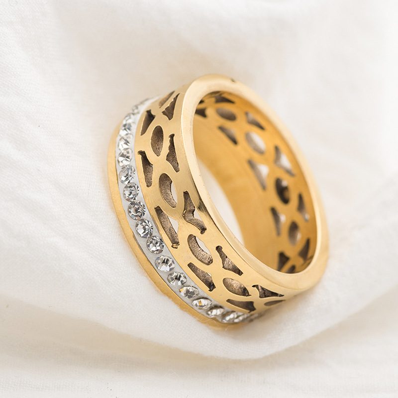Bague large dorée ajourée en acier inoxydable — rangée de pierres blanches
