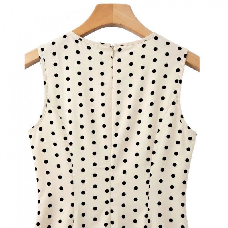 Kurzes Kleid mit Punkten und Schleifen, A-Linie