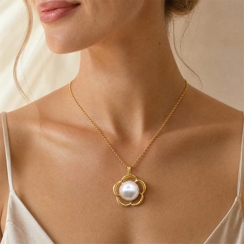 Collier fleur ajourée et grosse perle — chaîne billes, acier inoxydable doré