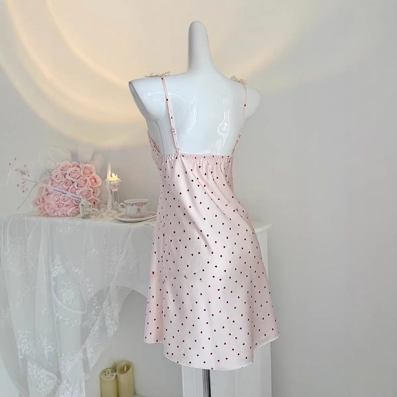 Camisón de satén rosa con corazoncitos — tirantes de encaje