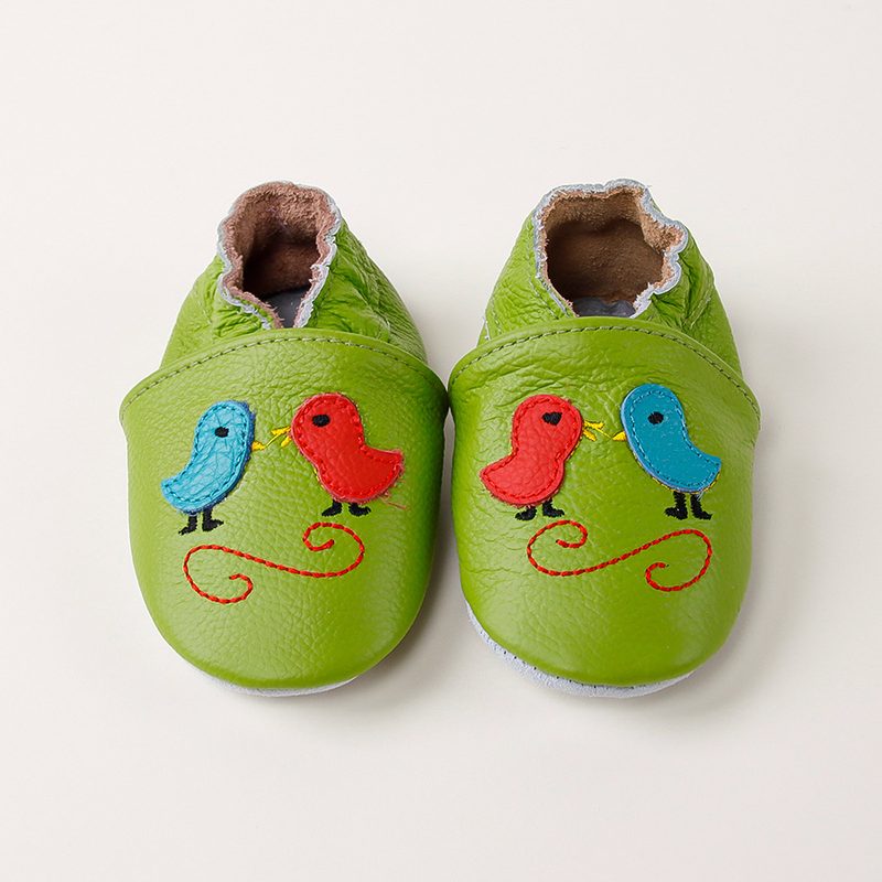Chaussons bébé en cuir brodés petits oiseaux — semelle souple