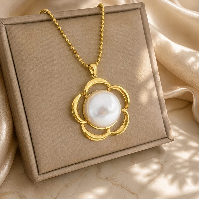 Collier fleur ajourée et grosse perle — chaîne billes, acier inoxydable doré