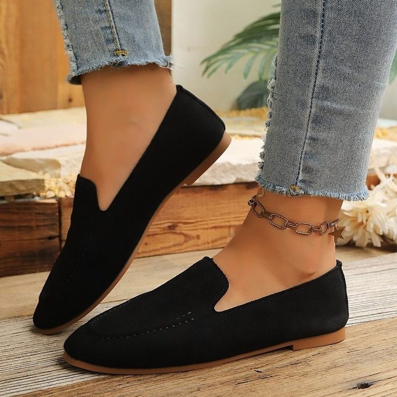 Mocassins plats aspect daim — à enfiler, petits perforés