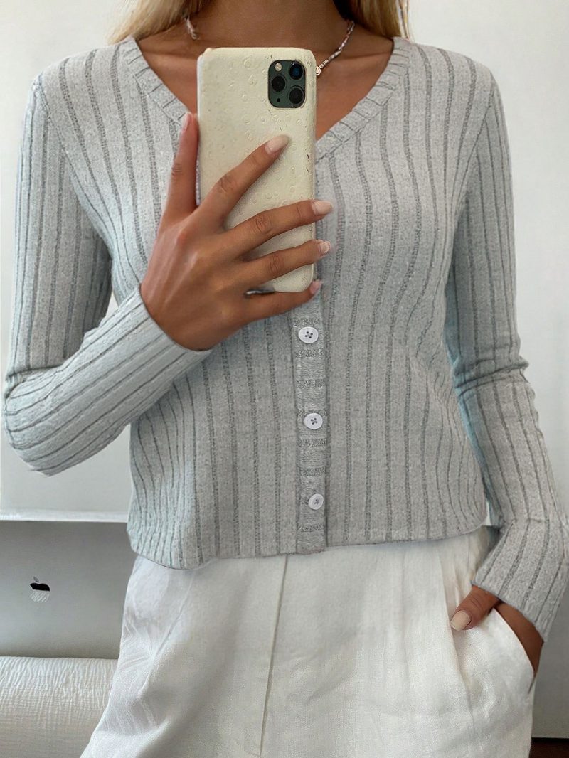 Gilet court en maille côtelée boutonné, col V