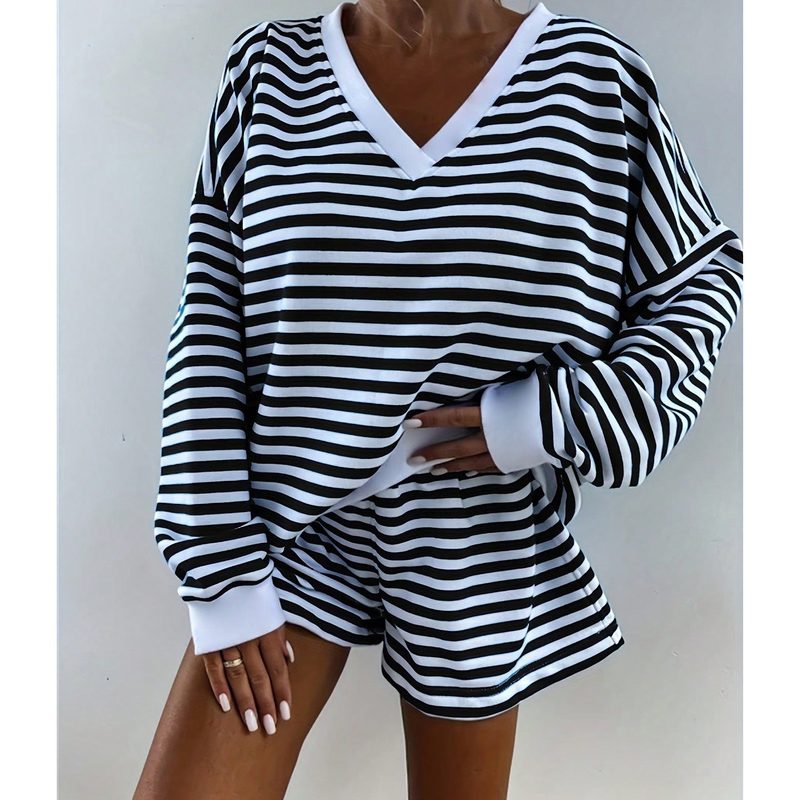 Ensemble d’intérieur rayé — sweat ample col V et short