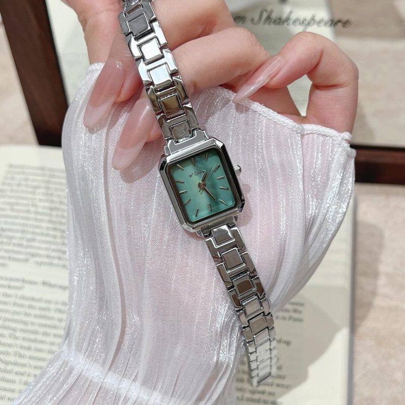 Montre femme rectangulaire à cadran vert et bracelet métal argenté