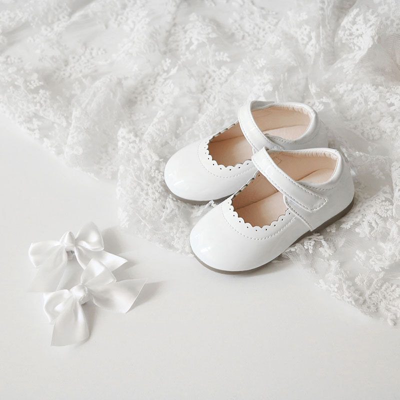 Ballerines vernies fille à scratch, avec nœuds amovibles