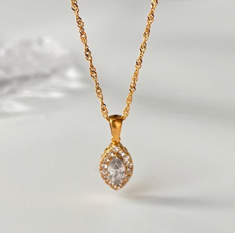 Collar con circonita marquesa engastada, cadena retorcida dorada