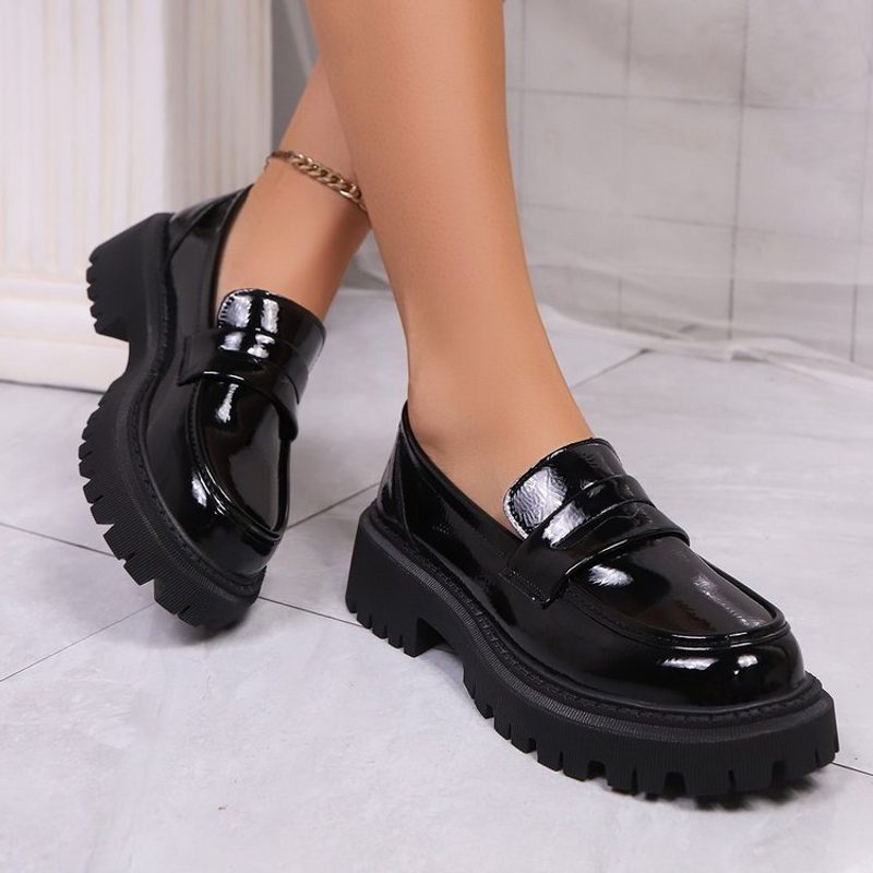 Mocassins femme à semelle crantée épaisse — noir mat ou verni