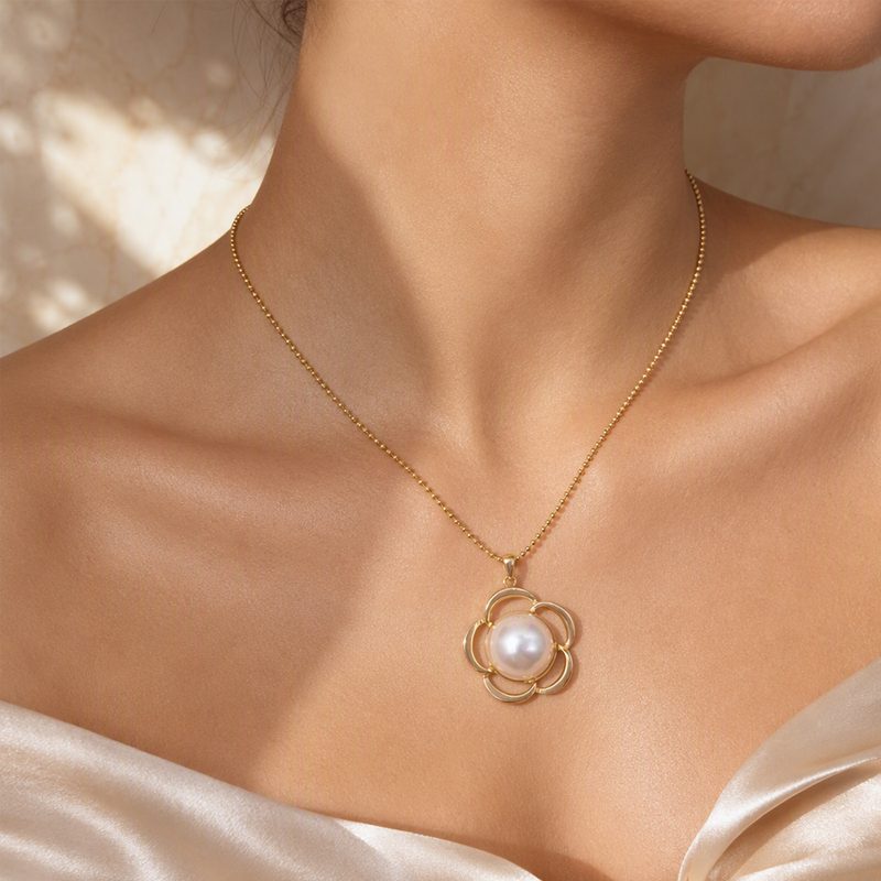 Collier fleur ajourée et grosse perle — chaîne billes, acier inoxydable doré