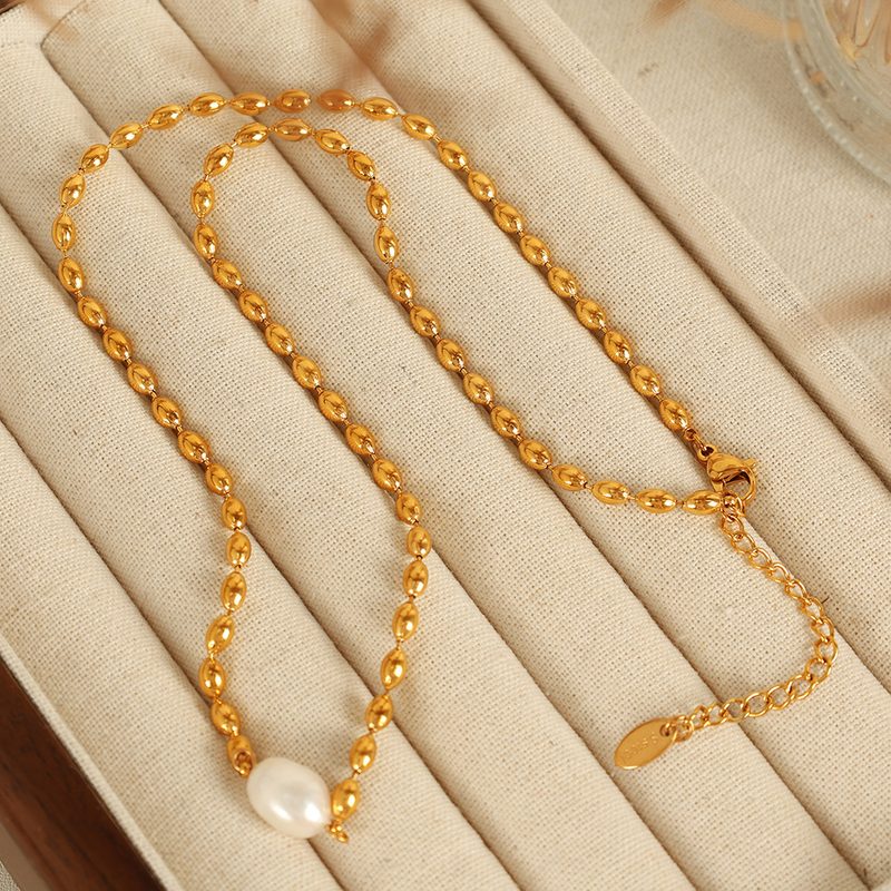 Collier maille grain de café doré et perle d'eau douce
