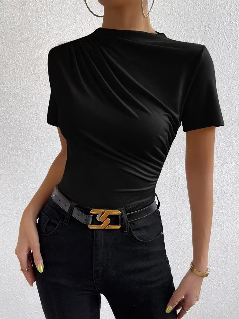 T-shirt drappeggiata con collo alto — maniche corte, vestibilità aderente