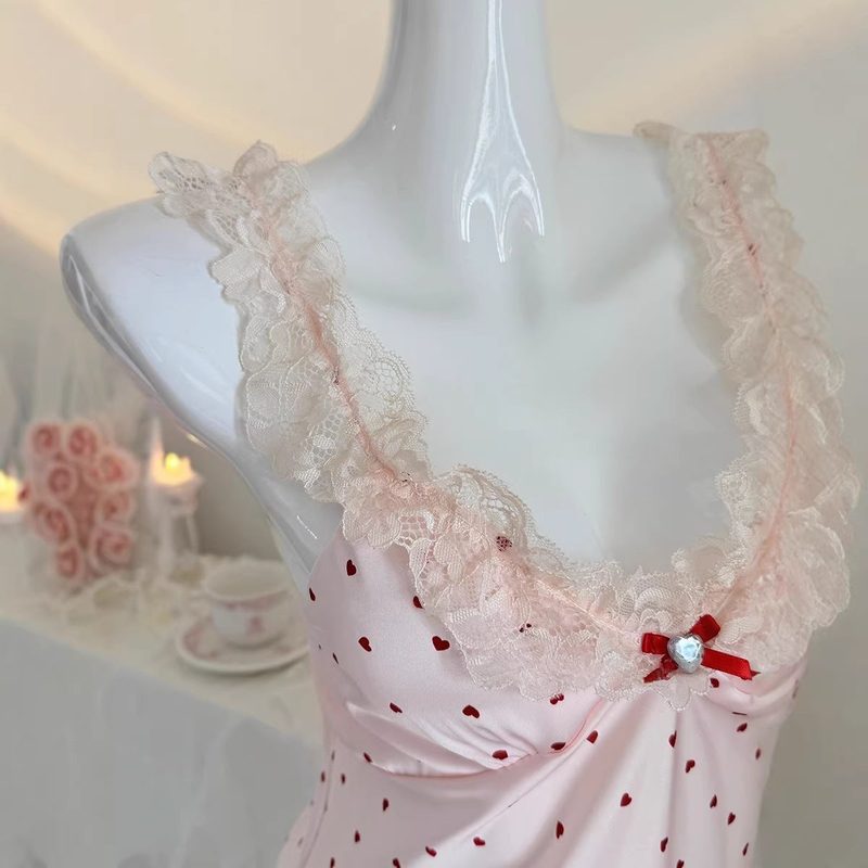 Camisón de satén rosa con corazoncitos — tirantes de encaje