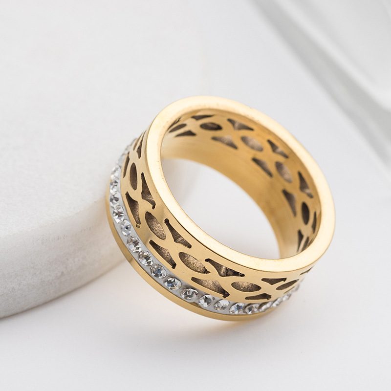 Bague large dorée ajourée en acier inoxydable — rangée de pierres blanches