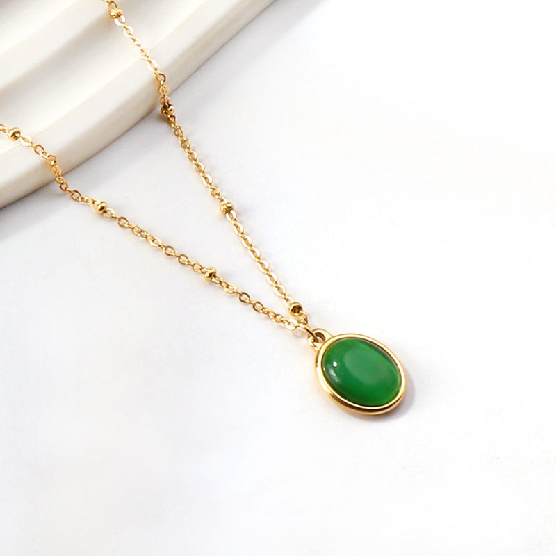 Collier doré à pendentif pierre colorée — acier inoxydable