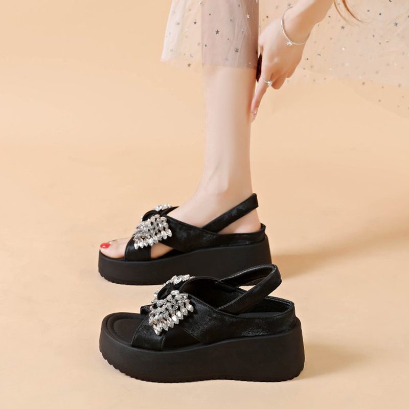 Mules de cuña con tira única adornada con strass